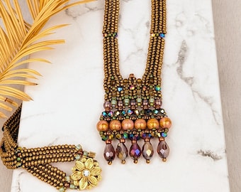 Collier clapet vintage à franges en cristal et perles : bronze bohème, or rose, vert, avec fermoir floral