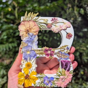 Letras de madeira personalizadas, flores prensadas, arte de parede, decoração de berçário, presente de chá de bebê, decoração de casa inspirada na natureza, decoração inicial personalizada, decoração de quarto boho
