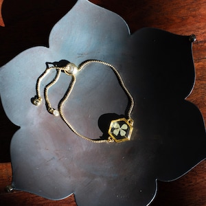 Bransoletka z czterolistną koniczyną, amulet na szczęście, prezent na dzień św. Patryka, prawdziwa zakonserwowana koniczyna, sześciokątny amulet, biżuteria inspirowana irlandzką naturą
