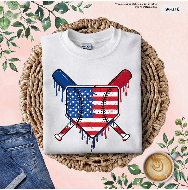 K&ouml;nnte beinhalten: Wei&szlig;es Sweatshirt mit einem Baseball-Design, das die amerikanische Flagge und gekreuzte Schl&auml;ger in Rot, Wei&szlig; und Blau zeigt. Das Design hat einen tropfenden Farbeffekt. Das Wort "WHITE" ist oben rechts aufgedruckt.