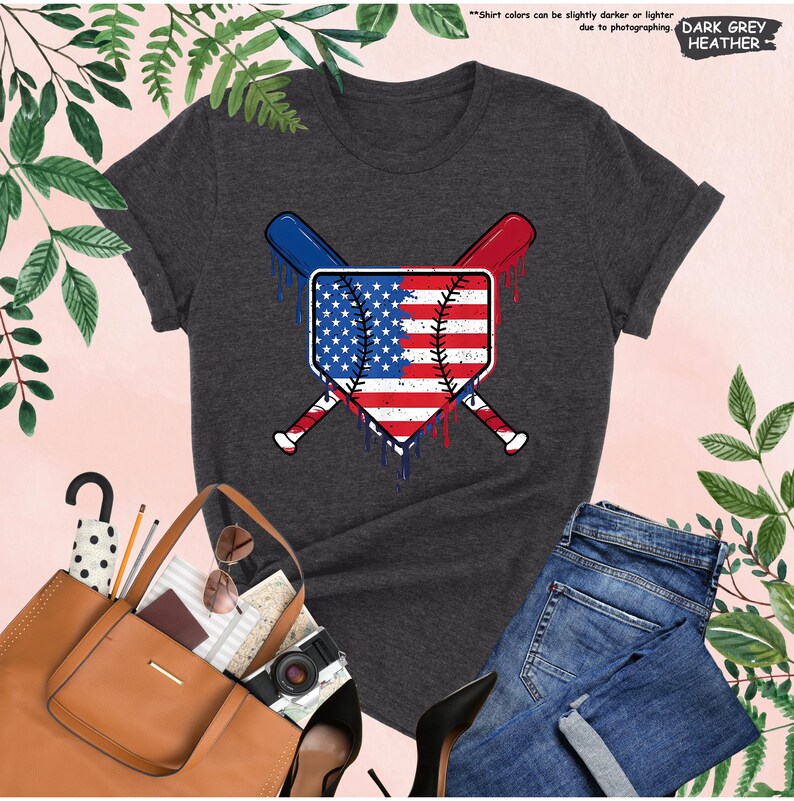 K&ouml;nnte beinhalten: Dunkelgraues Heather-T-Shirt mit Baseball-Motiv. Das Design zeigt die amerikanische Flagge in einer Baseball-Raute mit gekreuzten Schl&auml;gern. Der Text "DARK GREY HEATHER" ist ebenfalls sichtbar.