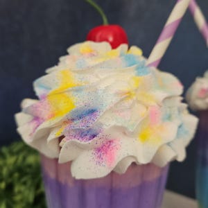 Fake Ice Cream Shake: Strawberry Dessert Display Food Bild 8