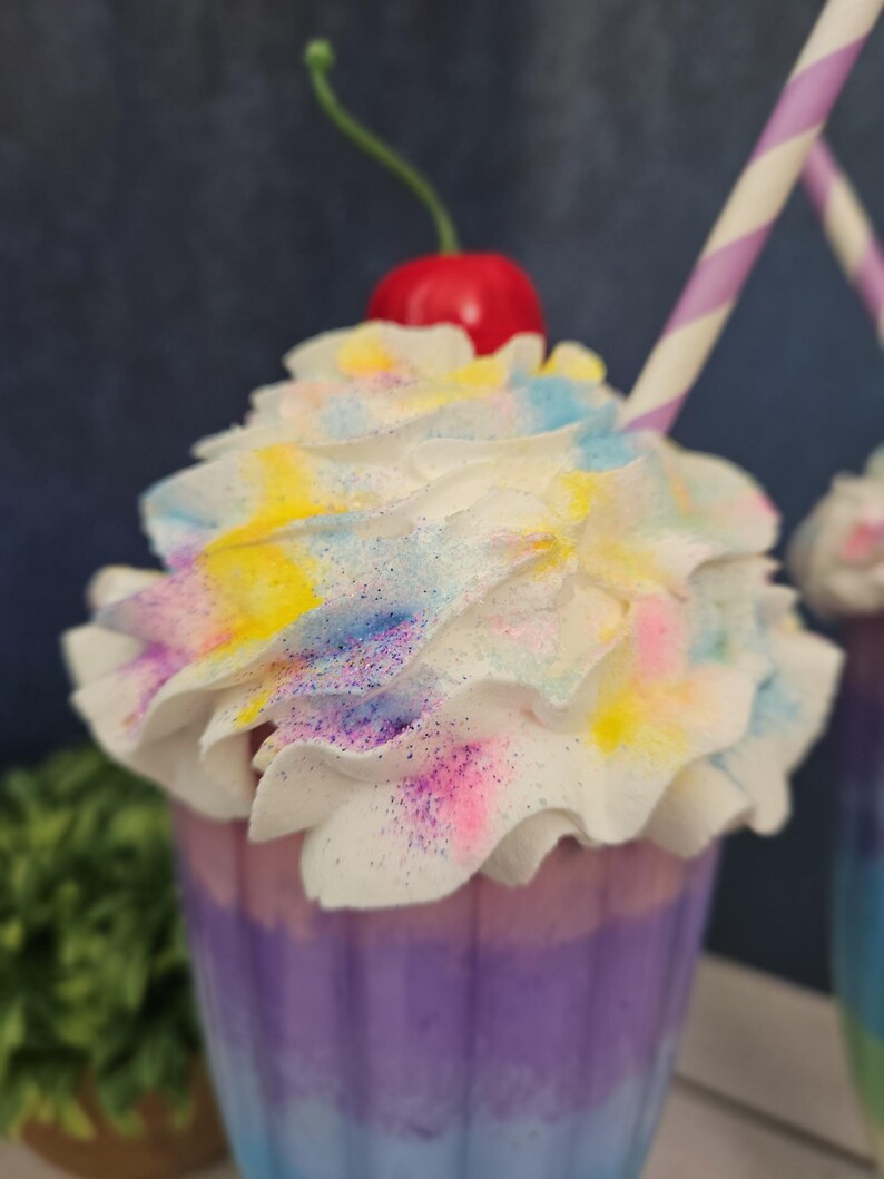 Fake Ice Cream Shake: Strawberry Dessert Display Food Bild 8