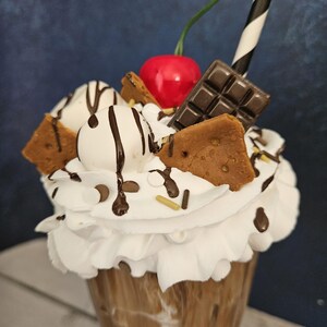 Fake Ice Cream Shake: Strawberry Dessert Display Food Bild 7
