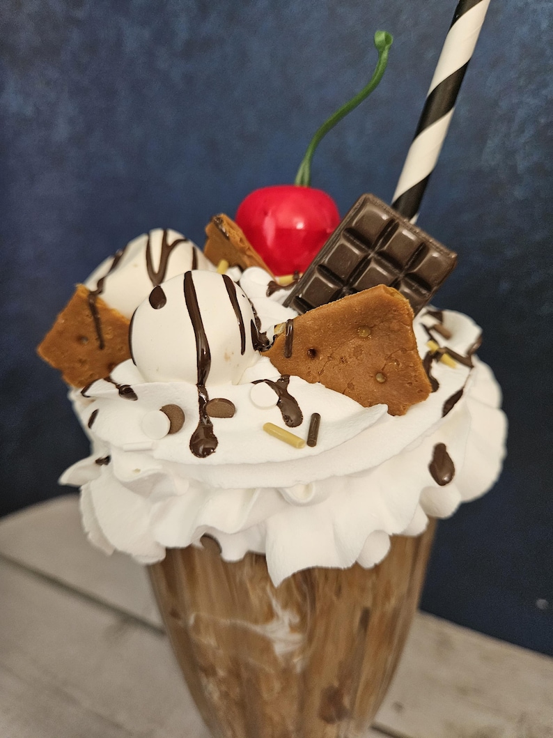 Fake Ice Cream Shake: Strawberry Dessert Display Food Bild 7