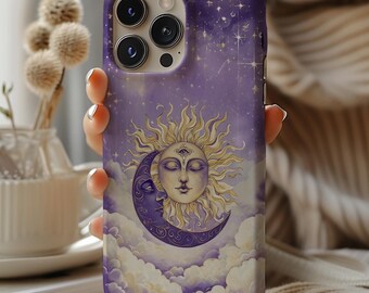 Op de afbeelding: Een paarse telefoonhoes met een hemels ontwerp. Het heeft een zon met een gezicht en een derde oog, en een maan die de zon wiegt. De hoes heeft een glanzende afwerking en een uitsparing voor de camera.