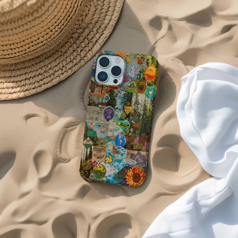 Puede incluir: Una funda de tel&eacute;fono colorida con un collage de pegatinas vintage de viajes y naturaleza. La funda presenta una variedad de im&aacute;genes, incluyendo parques nacionales, monta&ntilde;as, bosques y vida silvestre. La funda est&aacute; dise&ntilde;ada para un iPhone.