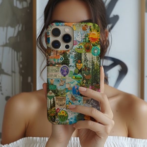 Puede incluir: Una funda de tel&eacute;fono colorida con un collage de pegatinas de viaje vintage y una lente de c&aacute;mara. La funda est&aacute; hecha de un material duradero y tiene un dise&ntilde;o elegante.