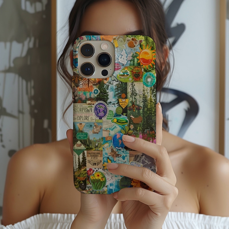 Puede incluir: Una funda de tel&eacute;fono colorida con un collage de pegatinas de viaje vintage y una lente de c&aacute;mara. La funda est&aacute; hecha de un material duradero y tiene un dise&ntilde;o elegante.