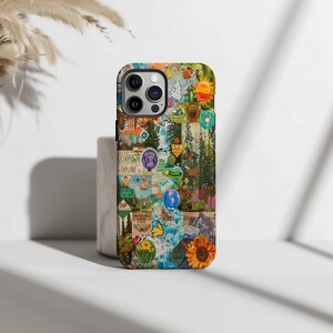 Puede incluir: Una funda de tel&eacute;fono colorida con un collage de im&aacute;genes con tem&aacute;tica de naturaleza, que incluyen flores, &aacute;rboles y un globo terr&aacute;queo. La funda tiene un borde negro y un recorte para la c&aacute;mara.