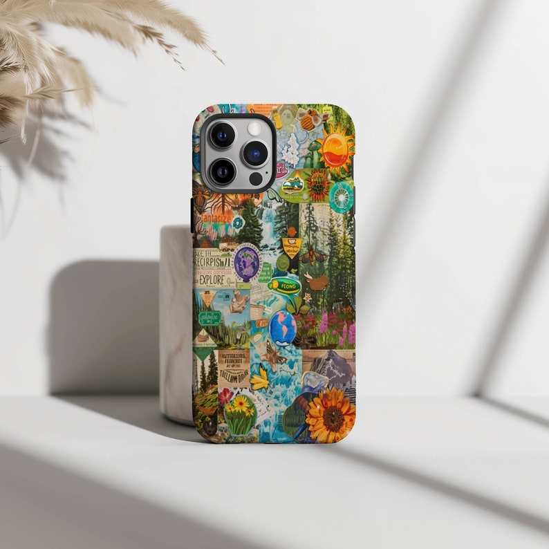 Puede incluir: Una funda de tel&eacute;fono colorida con un collage de im&aacute;genes con tem&aacute;tica de naturaleza, que incluyen flores, &aacute;rboles y un globo terr&aacute;queo. La funda tiene un borde negro y un recorte para la c&aacute;mara.