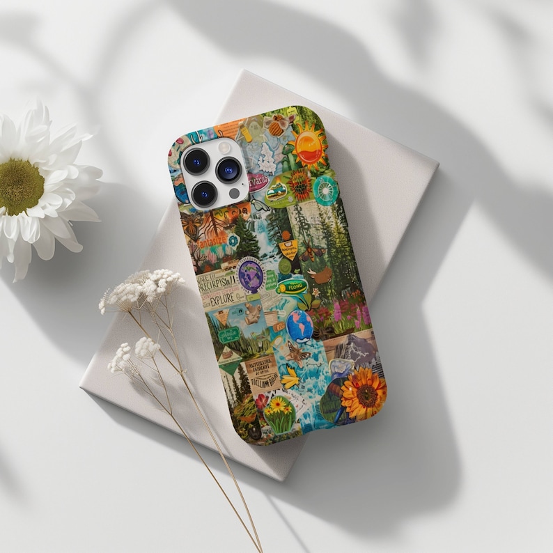 Puede incluir: Una funda de tel&eacute;fono colorida con un collage de pegatinas con tem&aacute;tica de la naturaleza, que incluye un globo terr&aacute;queo, mariposas y un girasol. La funda tiene un recorte para la c&aacute;mara y un fondo blanco.