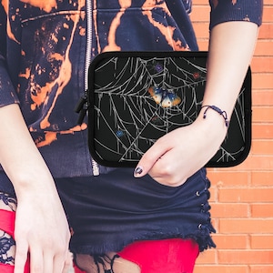 Spinnennetz Laptoptasche, Spinnen und Motten Goth Laptoptasche, Halloween MacBook Pro/Air iPad Hülle, mehrere Größen, Neopren-Laptophülle