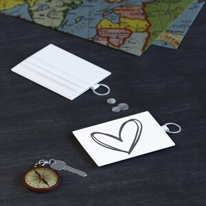 Tarjetero de viaje con diseño de corazón: cartera de piel sintética con llavero, funda minimalista blanca para DNI, un bonito regalo para viajeros y aventureros.
