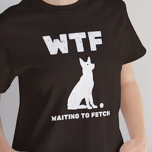 Może przedstawiać: Czarny T-shirt z białą sylwetką siedzącego psa i tekstem "WTF WAITING TO FETCH".