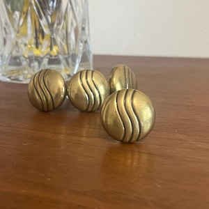 Amerock Design Details 1 1/4” Regency Brass Cabinet Knobs // Set of 4 // Wavy Lines Pattern // Vintage Hardware includes Finishing Screws