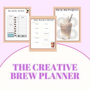 Pode incluir: Três páginas de planejador com tema de café com uma borda marrom clara. As páginas incluem seções para horários diários, misturas semanais e rastreamento do progresso da bebida. A frase "THE CREATIVE BREW PLANNER" é exibida em texto roxo.