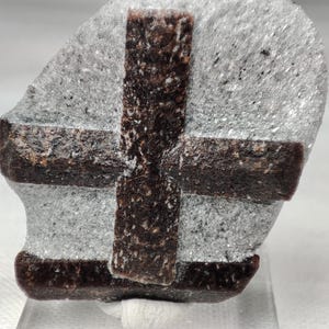 Staurolite cross/CHARACTER EARTH