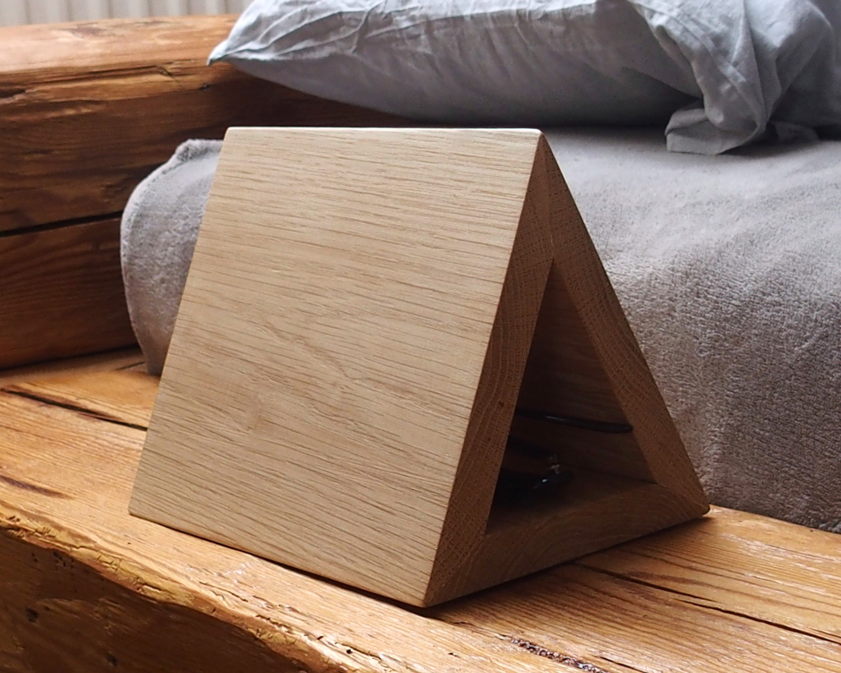Dreieckiger Buchständer Aus Holz – Lesehalter Für Nachttisch & Schreibtisch, Mit Getränkehalter, Braun