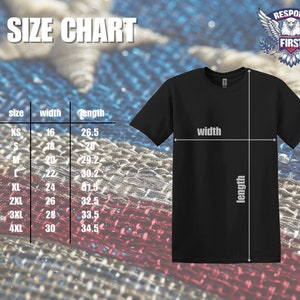 以下が含まれることがあります： 幅と長さの寸法がインチで示されたTシャツのサイズ表。サイズはXS、S、M、L、XL、2XL、3XL、4XLです。
