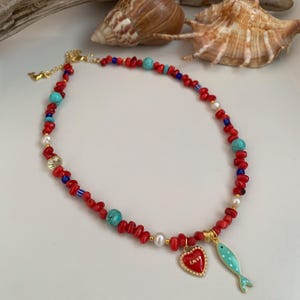 Sommer Strand Schmuck Rote Rohe Koralle Halskette mit Türkis & Süßwasserperlen, Multi Charm Perlenkette für Boho Beach Look, Geschenk für Sie