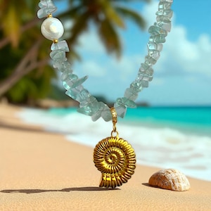 Gouden schelpketting met fluoriet, boho-sieraden in kuststijl.