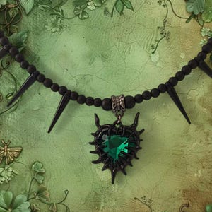 Gothic Schwarze Spike Halskette. Spiky Herz Halskette. Teufels Herz. Eleganter Herz und Spike Choker. Schwarze Onyx Halskette. Rot, Grün, Schwarzes Herz