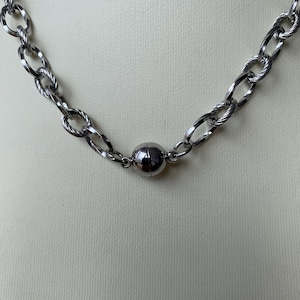 Our Thorn Heart Necklace, a stunning gothic necklace crafted with care and precision. This goth chain necklace features a striking black or red heart pendant wrapped in intricate thorn details, perfectly embodying alternative and edgy style.
Measuring approximately 16 inches in length with an Magnetic clasp. The pendant itself is compact yet bold, making a unique statement piece that enhances any gothic or punk-inspired outfit.