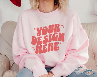 Valentines 18000 lichtroze truimodel, Gildan-mockup met ronde hals, 18000 Gildan-mockups, modern sweatshirtmodel, Valentines Gildan 18000