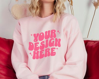 Valentines 18000 lichtroze truimodel, Gildan-mockup met ronde hals, 18000 Gildan-mockups, modern sweatshirtmodel, Valentines Gildan 18000
