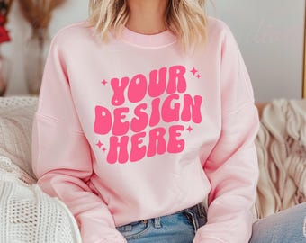 Valentines 18000 lichtroze truimodel, Gildan-mockup met ronde hals, 18000 Gildan-mockups, modern sweatshirtmodel, Valentines Gildan 18000