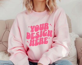 Valentines 18000 lichtroze truimodel, Gildan-mockup met ronde hals, 18000 Gildan-mockups, modern sweatshirtmodel, Valentines Gildan 18000