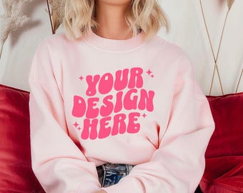 Valentines 18000 lichtroze truimodel, Gildan-mockup met ronde hals, 18000 Gildan-mockups, modern sweatshirtmodel, Valentines Gildan 18000