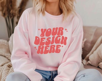 Valentines 18000 lichtroze truimodel, Gildan-mockup met ronde hals, 18000 Gildan-mockups, modern sweatshirtmodel, Valentines Gildan 18000