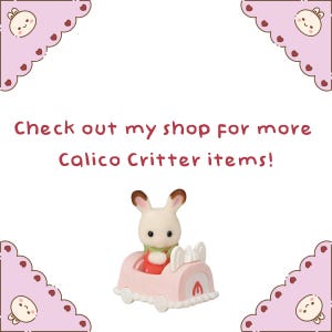 Puede incluir: Una peque&ntilde;a figura de conejo blanco con puntas de orejas marrones sentada en un veh&iacute;culo rosa con forma de pastel y detalles de glaseado blanco. El texto dice: Check out my shop for more Calico Critter items! Bordes festoneados de color rosa.