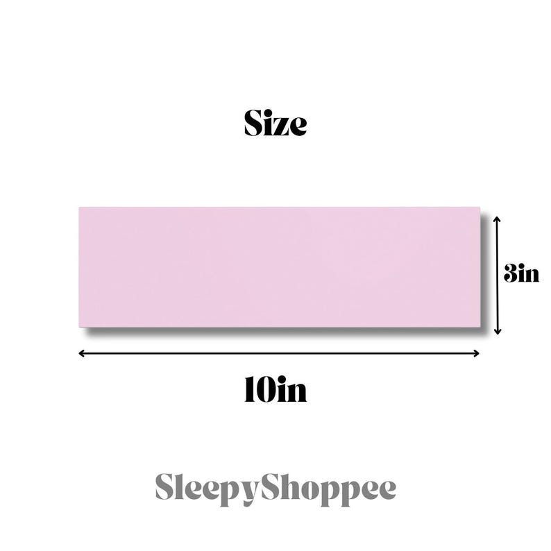 Puede incluir: Una forma rectangular de color rosa claro con el texto Size en la parte superior y SleepyShoppee en la parte inferior. Las l&iacute;neas de dimensi&oacute;n indican un ancho de 10 pulgadas y una altura de 3 pulgadas, proporcionando una referencia visual.