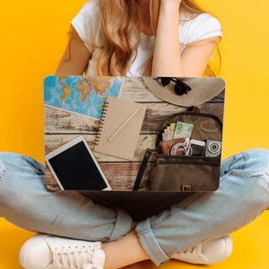 Traveler's Trove Laptop Skin: UNIVERSELE Laptop Skin, Volledige dekking Beschermende Huid, Levendige Vibes, Reislaptop Skin, Explorer Laptop Art
