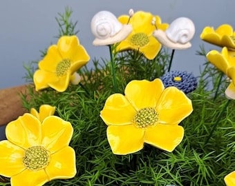5 Stück Keramikblumen. Große Cosmeablüte in sonnigem Gelb.