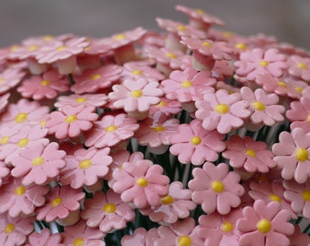 10 Stück Keramikblumen in liebevoller Handarbeit hergestellt. Frostfest gebrannt.