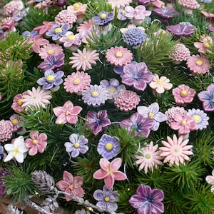 10 Stück Keramikblumen, in liebevoller Handarbeit hergestellt und frostfest gebrannt.