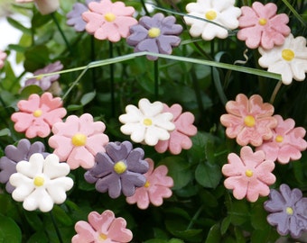 10 Stück lila Keramikblumen in liebevoller Handarbeit hergestellt. Frostfest gebrannt.