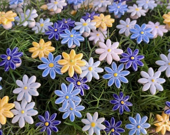 10 Stück Keramikblumen in liebevoller Handarbeit hergestellt. Frostfest gebrannt.