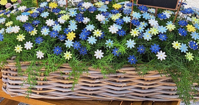 10 Stück Keramikblumen in liebevoller Handarbeit hergestellt. Frostfest gebrannt. Bild 2