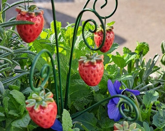 5 Erdbeeren und 5 Erdbeerblüten aus Keramik - Keramikblume