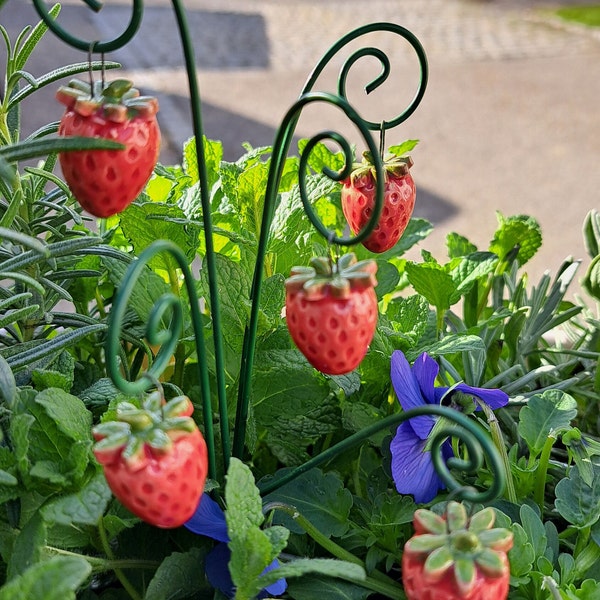 5 Erdbeeren und 5 Erdbeerblüten aus Keramik - Keramikblume