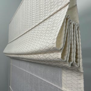 Custom Roman Shade – Luxus Designerstoff mit edler Borte auf transparentem Tüll