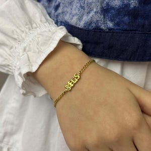Pulsera de bebé con letras de globo doradas Pulsera con nombre de bebé Pulsera de identificación de bebé Joyas para bebé Pulsera para niño pequeño Pulsera para niña Pulsera dorada para niño