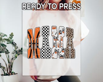 Könnte beinhalten: Ein weißes Grafikdesign mit dem Wort "MAMA" in einer kräftigen, verwitterten Schriftart. Die Buchstaben sind mit Basketball-, Schachbrett-, Kürbis- und Leopardenmustern gefüllt. Der Text "READY TO PRESS" steht oben.