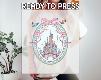 Transferencia DTF de un bonito castillo rosa de Disney, diseño de castillo de cuento de hadas en tonos pastel, DTF exprés, impresión de marco con lazo rosa y pájaros, impresión Disney femenina