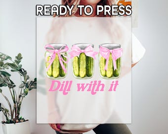 Impresión DTF "Eneldo con eso", Impresión de Coquetas Rosas, Transferencia DTF para Prensa Térmica, Impresión para Amantes de los Pepinillos, Impresión DTF de Humor Gastronómico, Lista para Aplicar, Impresión Divertida de la Mañana